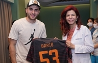 Galatasaraylı Yıldız Futbolcu Barış Alper Yılmaz Medicana Ataköy Hastanesi’nde Onkoloji Hastalarını Ziyaret Etti